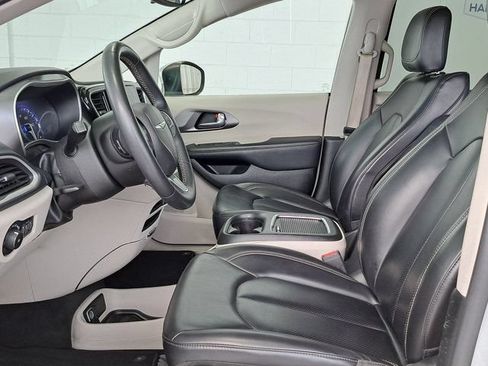 Used 2023 Chrysler Pacifica Touring-L FWD image 23