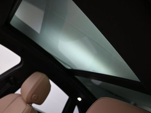 Certified 2022 Porsche Macan AWD/4WD image 9