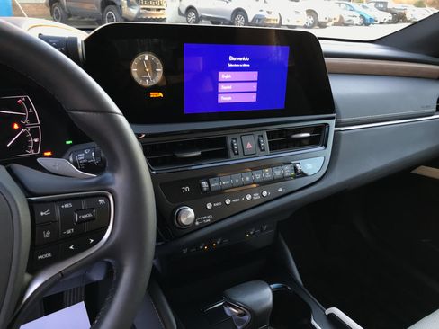 Used 2023 Lexus ES 300h w/ Premium Package image 18