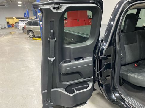 Used 2018 Nissan Titan SV image 22