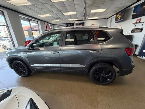 Used 2022 Volkswagen Taos SE w/ Panoramic Sunroof Package image 9