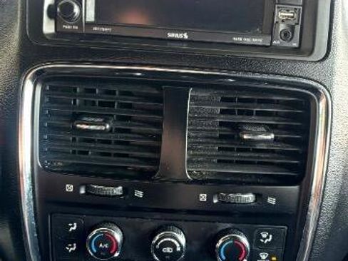 Used 2018 Dodge Grand Caravan SE image 24