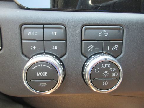New 2026 GMC Sierra 2500 SLE w/ SLE Value Package; AWD/4WD image 17