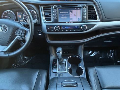Used 2019 Toyota Highlander XLE image 11