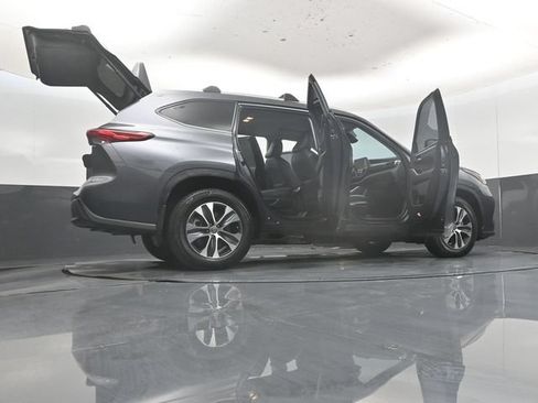 Used 2023 Toyota Highlander XLE AWD/4WD image 63