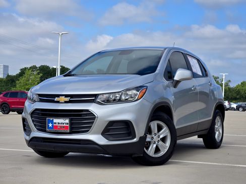 Used 2022 Chevrolet Trax LS w/ Tint and Cruise Package FWD image 1