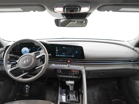 Used 2025 Hyundai Elantra SEL FWD image 13