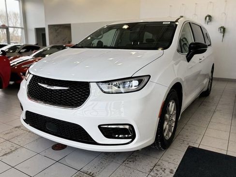 Used 2024 Chrysler Pacifica Touring-L image 34