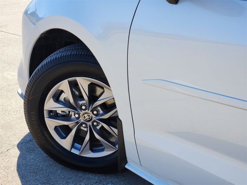 Used 2026 Toyota Sienna XLE image 14