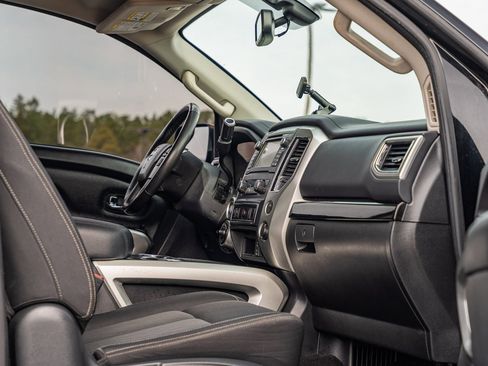 Used 2018 Nissan Titan SV w/ SV Convenience Package image 13