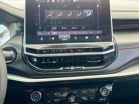 Used 2025 Jeep Compass Trailhawk image 15