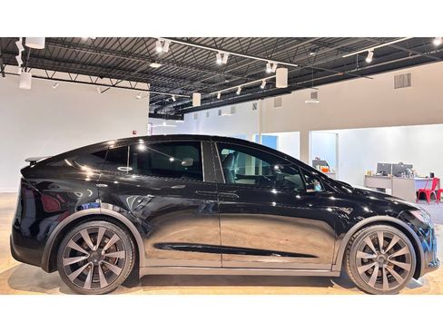 Used 2022 Tesla Model X Plaid image 11