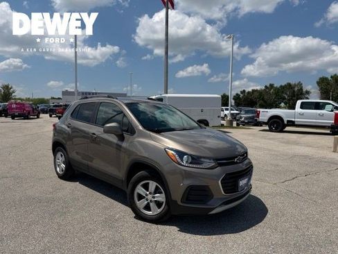 Used 2022 Chevrolet Trax LT w/ Premium Seat Package AWD/4WD image 1
