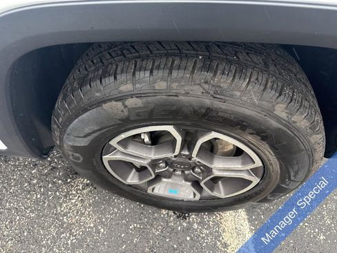 Used 2024 Jeep Grand Cherokee Trailhawk image 9