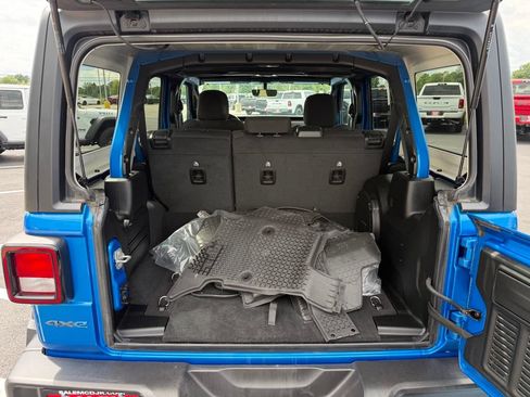Used 2023 Jeep Wrangler Unlimited w/ Cold Weather Group AWD/4WD image 9