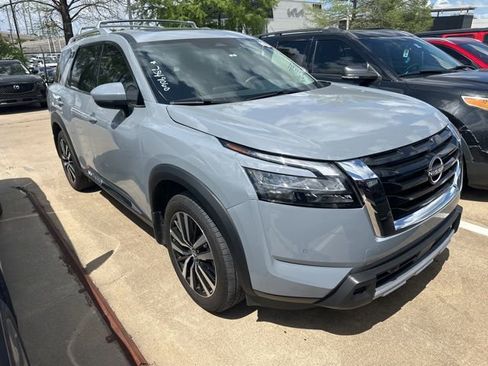 Used 2025 Nissan Pathfinder Platinum image 1