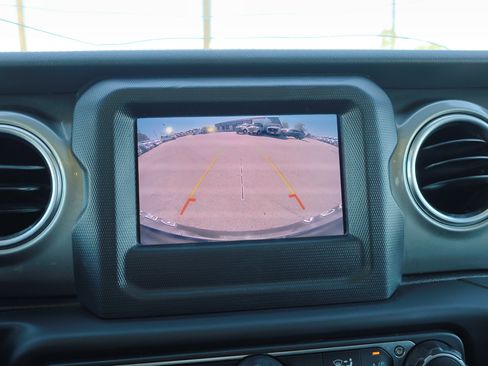 Used 2019 Jeep Wrangler Unlimited Sahara image 24