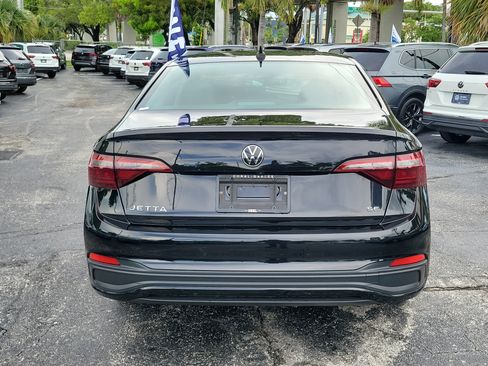 Used 2023 Volkswagen Jetta SE w/ Panoramic Sunroof Package FWD image 4
