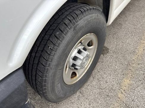 Used 2016 Chevrolet Express 2500 RWD image 10