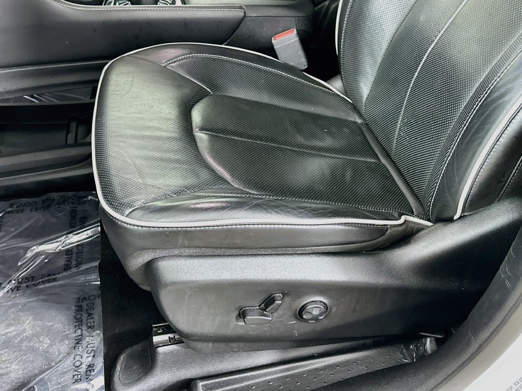 Certified 2025 Chrysler Pacifica Limited FWD image 30