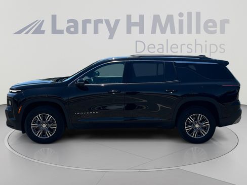 Used 2024 Chevrolet Traverse LT FWD image 2