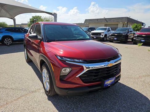 Used 2025 Chevrolet TrailBlazer LS w/ LS Convenience Package FWD image 2