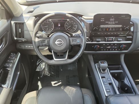 Used 2025 Nissan Pathfinder SL FWD image 21