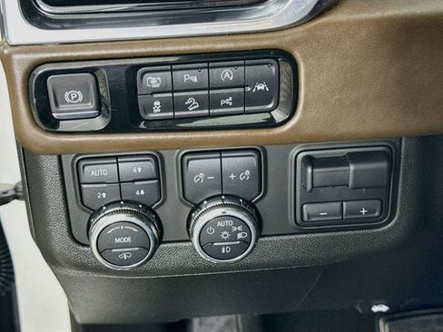 Used 2025 GMC Yukon XL Denali Ultimate AWD/4WD image 11
