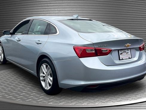 Used 2017 Chevrolet Malibu LT FWD image 4