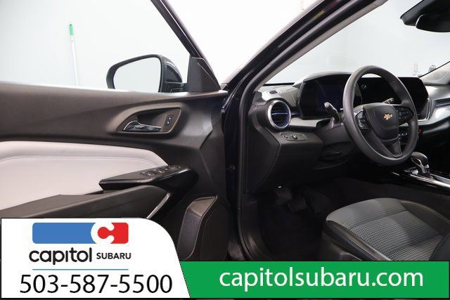 Used 2025 Chevrolet Trax LT FWD image 8
