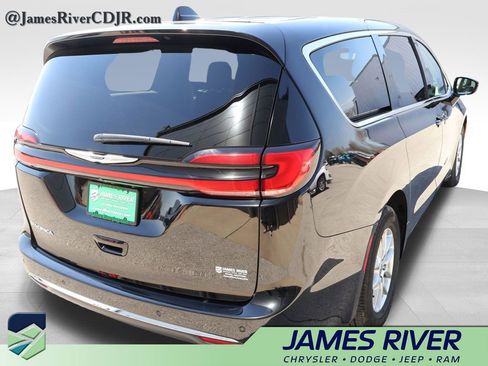 Used 2024 Chrysler Pacifica Touring-L image 5