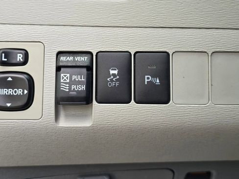 Used 2013 Toyota Sienna XLE FWD image 40