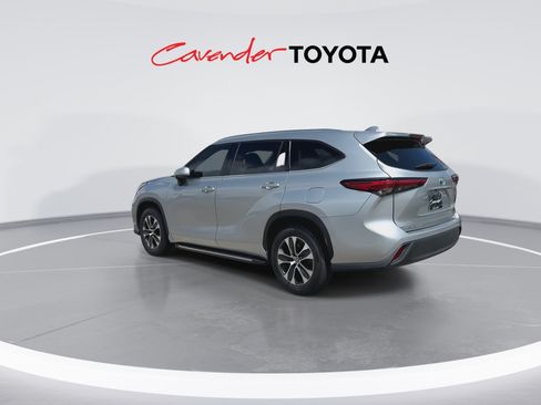 Used 2021 Toyota Highlander XLE FWD image 6