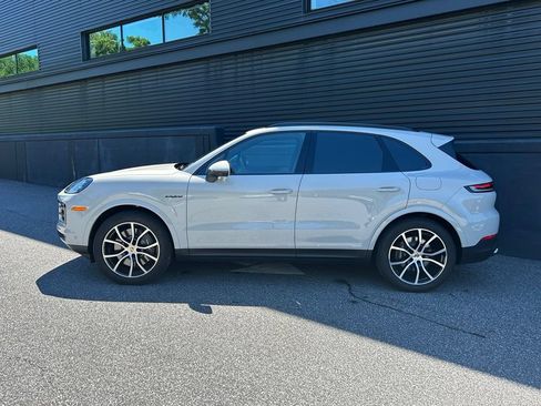 Certified 2026 Porsche Cayenne E-Hybrid AWD/4WD image 2