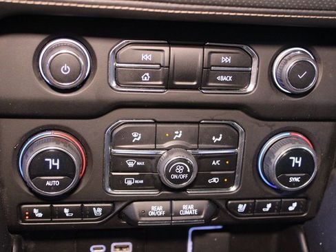 Used 2023 Chevrolet Suburban Premier image 32