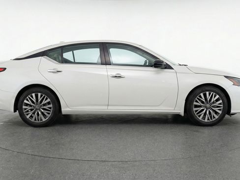 Used 2025 Nissan Altima 2.5 SV FWD image 11