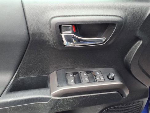 Used 2022 Toyota Tacoma TRD Off-Road AWD/4WD image 12