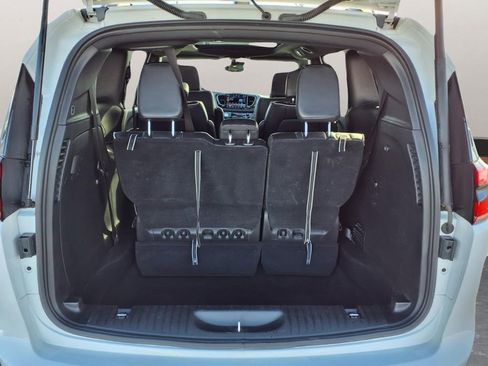 Used 2025 Chrysler Pacifica Limited image 26