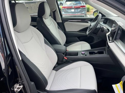 New 2026 Volkswagen Tiguan SE FWD image 23