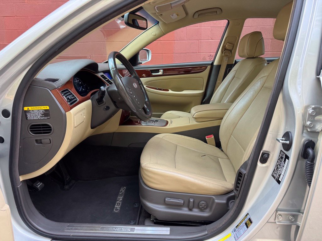 Used 2012 Hyundai Genesis 3.8 RWD image 8