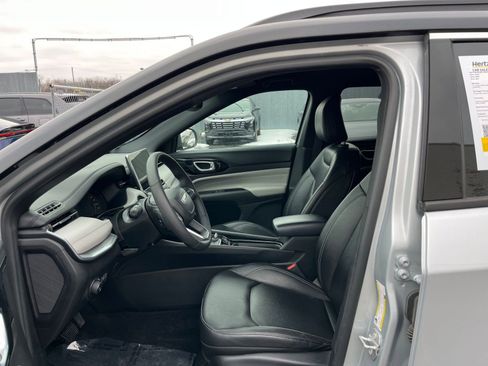 Used 2025 Jeep Compass Limited image 28