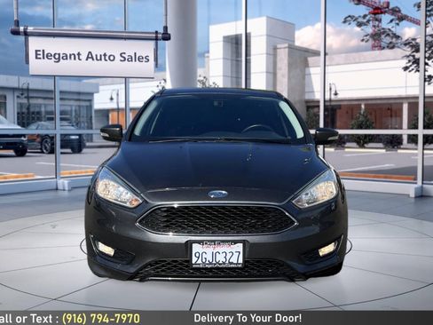 Used 2016 Ford Focus SE w/ SE Sport Package FWD image 2