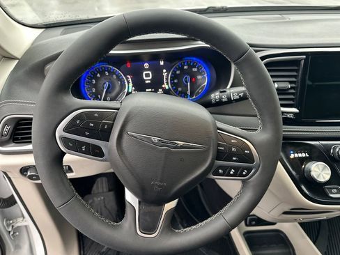 Used 2023 Chrysler Pacifica Touring-L image 16
