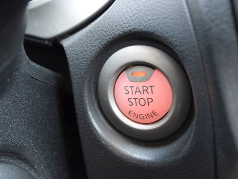 Used 2015 Nissan Juke S FWD image 11