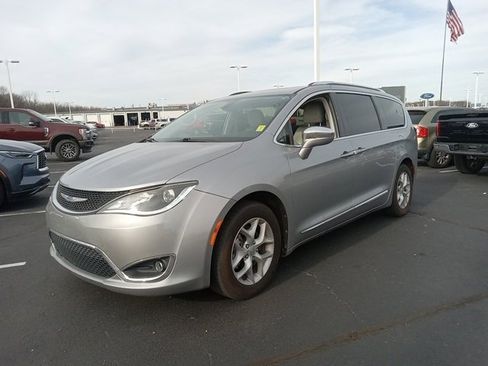Used 2019 Chrysler Pacifica Limited image 3