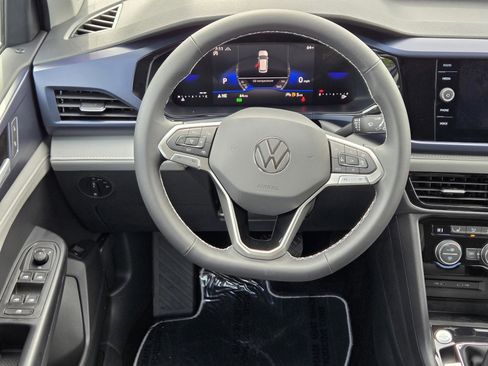 Used 2024 Volkswagen Taos SE image 11