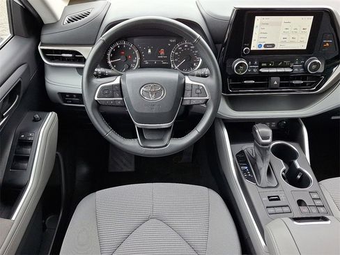 Used 2023 Toyota Highlander LE image 14