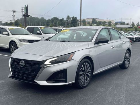 Used 2024 Nissan Altima 2.5 SV FWD image 3