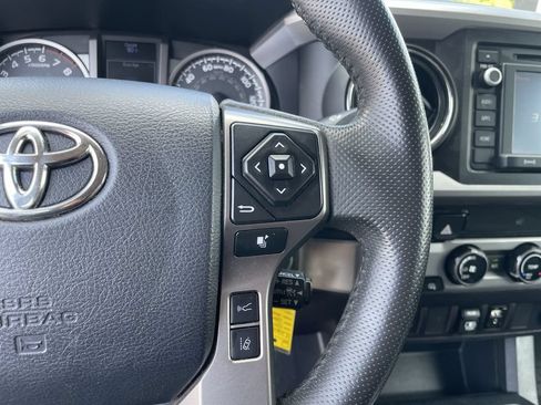 Used 2018 Toyota Tacoma SR5 AWD/4WD image 18