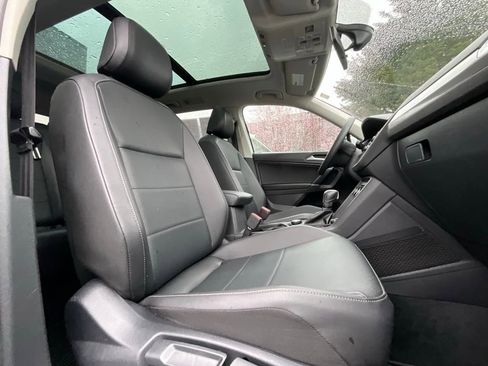 Used 2020 Volkswagen Tiguan SE w/ Panoramic Sunroof Package image 12